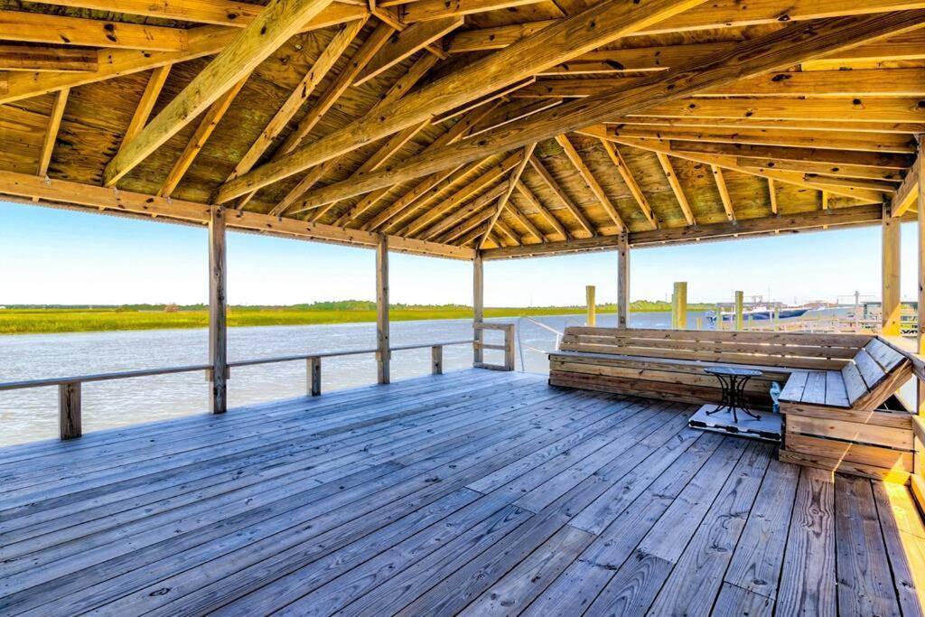 New Waterfront Home With Deep Water Dock Isle of Palms Exteriér fotografie